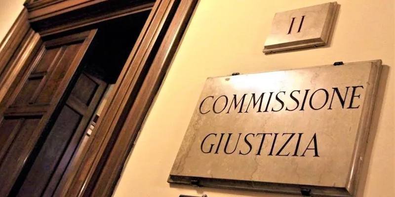 La commissione Giustizia della Camera ha adottato il testo base della proposta di legge contro la maternità surrogata