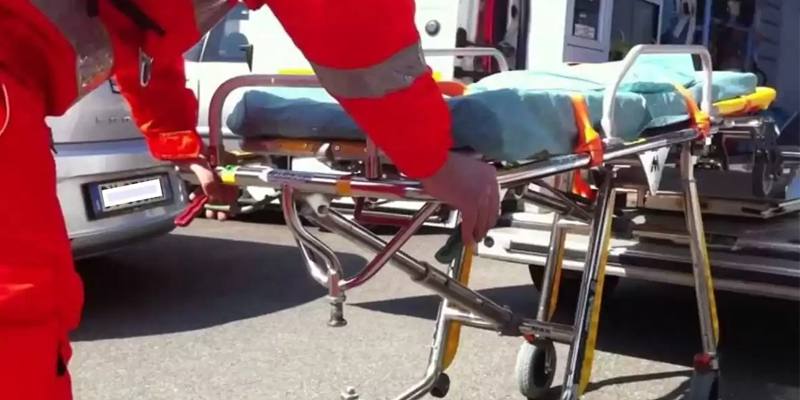 Rimane 3 giorni in attesa su una barella e il figlio la trova morta al Pronto soccorso