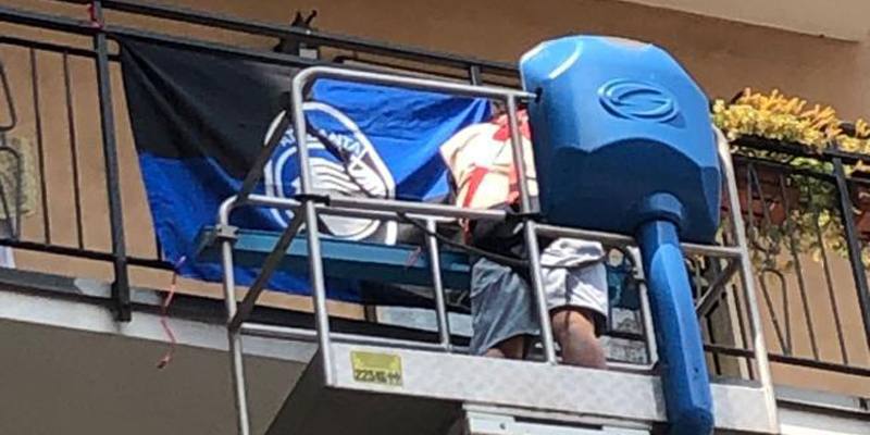 Tifosi dell'Atalanta con la gru tolgono la bandiera del Napoli dal balcone