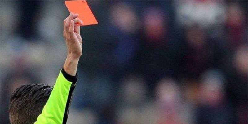 Un calciatore di 17 anni, espulso dall'arbitro per aver offeso i tifosi, è tornato in campo con una spranga