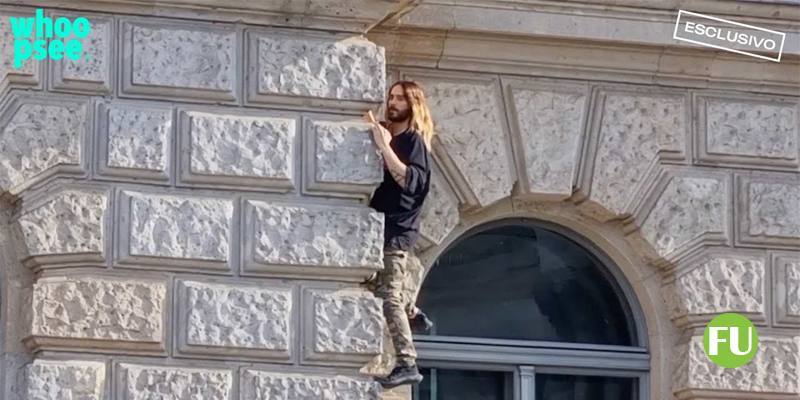 Jared Leto si è messo a scalare a mani nude il palazzo dell'Hotel dove risiede