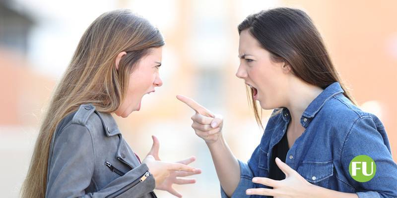 Una donna ha accoltellato la vicina di casa: sospettava che fosse l'amante di suo marito