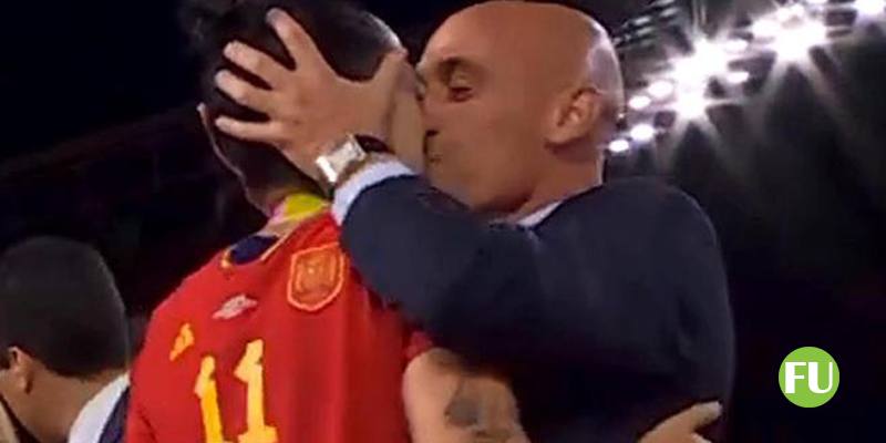 Il caso del bacio del presidente della Federcalcio spagnola alla calciatrice