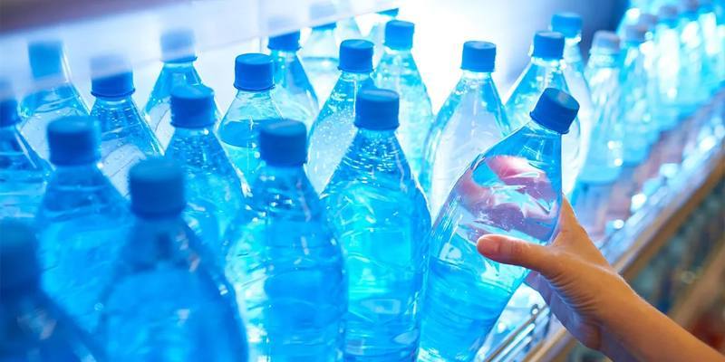 Quante microplastiche si ingeriscono bevendo acqua in bottiglia? 