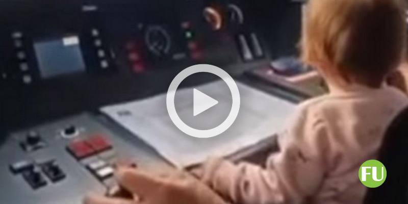 Il video del macchinista alla guida del treno con una bambina