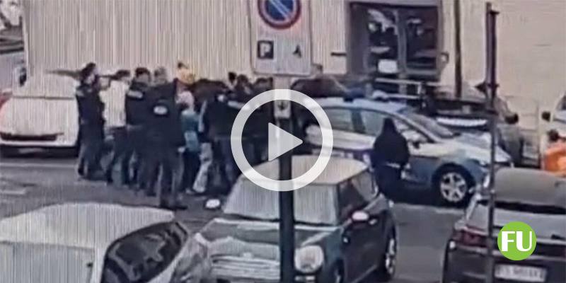 Il video dell'assalto a un'auto della polizia durante il trasferimento di un migrante