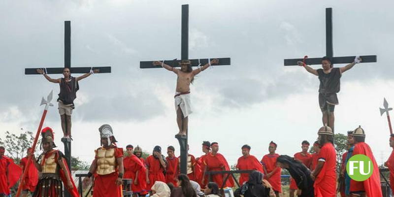 La crocifissione reale (con chiodi e flagellazione) durante la via Crucis nelle Filippine