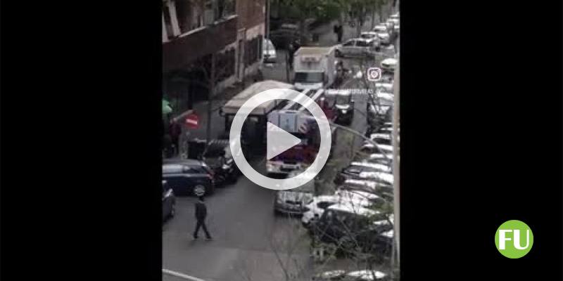 Il video del camion dei vigili del fuoco bloccato dalle auto in sosta