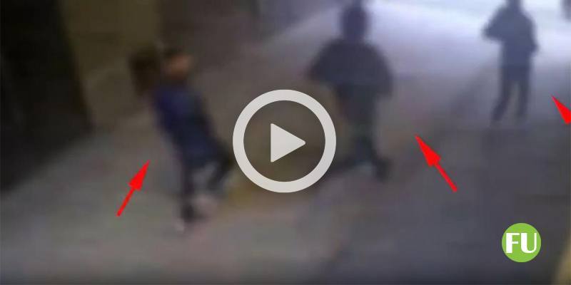 Il video del tabaccaio preso a calci e pugni in faccia a Milano