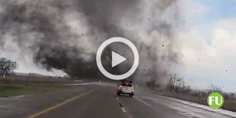 Il video del tornado che taglia la strada alle auto nel Nebraska