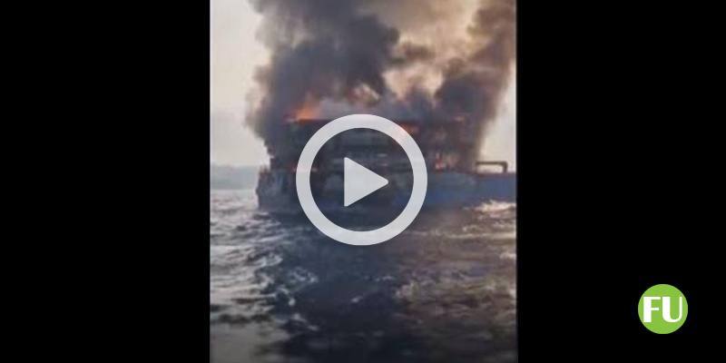 Il video del traghetto che prende fuoco e la gente si lancia in mare