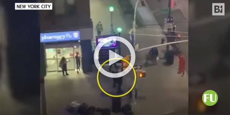 Il video della donna picchiata a New York