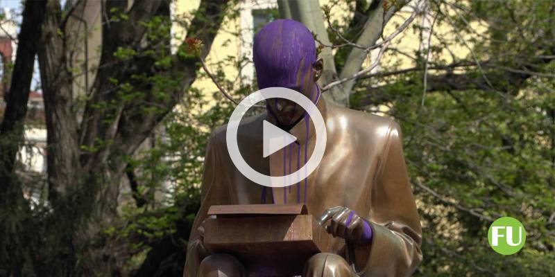 Il video della statua di Indro Montanelli imbrattata di vernice viola