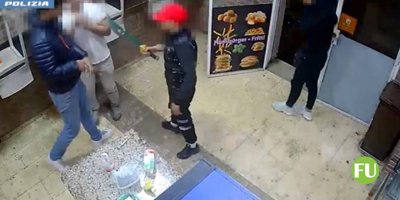 I video della rapina in pizzeria con il machete a Bologna