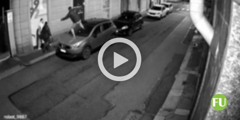 Il video dei vandali che saltano sulle auto in sosta a Torino