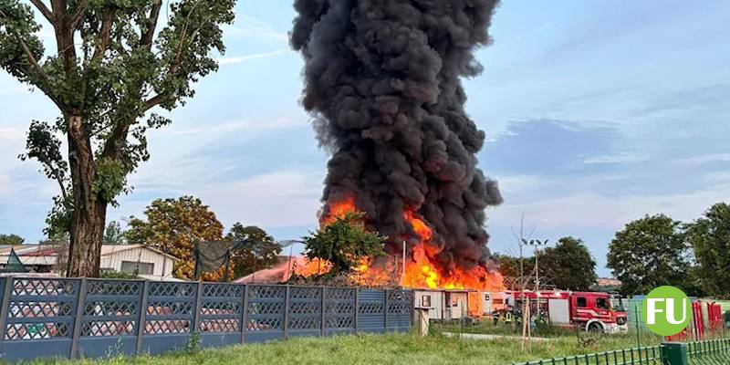 Il video del grande incendio in un deposito di camper a Rozzano (Milano)