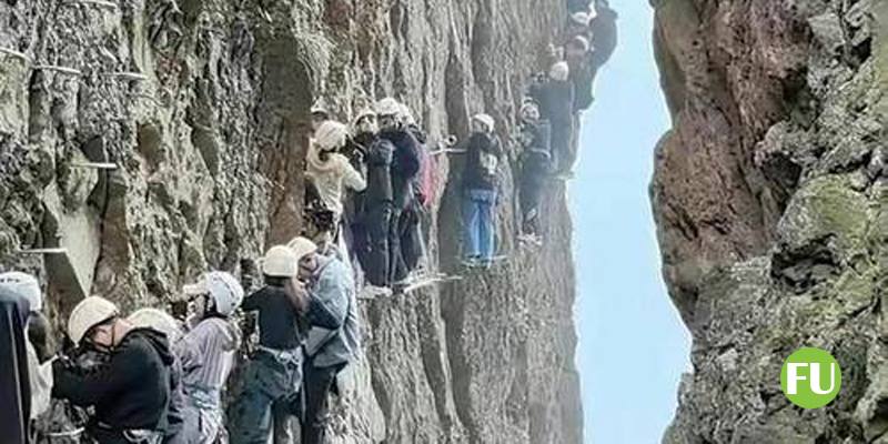 Il video della coda di turisti bloccati sulla parete a strapiombo