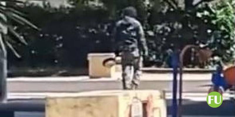 Il video dell'uomo armato di coltello e padella a Roma