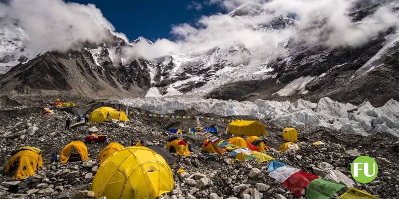 Dallo scioglimento dei ghiacci sull'Everest stanno riaffiorando i cadaveri di centinaia di scalatori morti nel tentativo di raggiungere la vetta