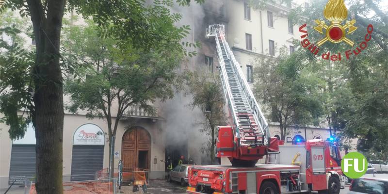 I video dell'incendio in autofficina a Milano: 3 morti 