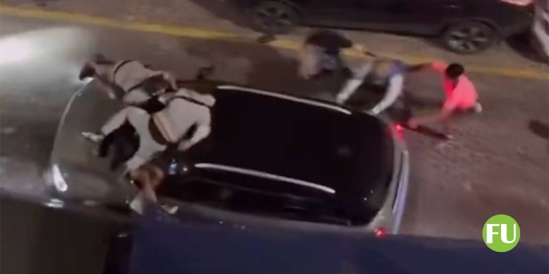 Il video del gruppo di giovanissimi che assalta a calci e pugni un'auto a Milano