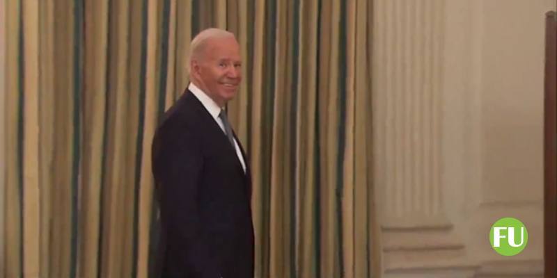 Il video del presidente Biden che sorride alla domanda 