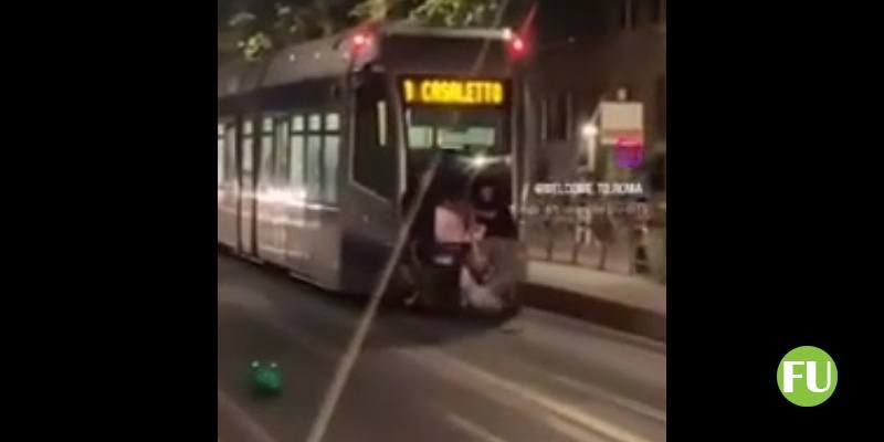 Il video del ragazzo appeso al tram e che cade sull'asfalto a Roma