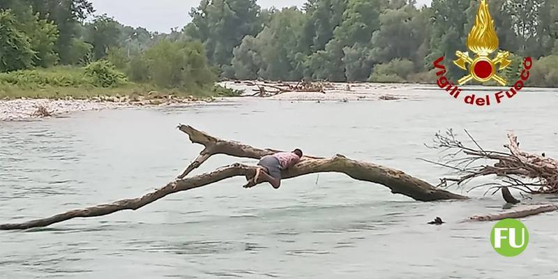 Il video del salvataggio di due ragazzi nelle acque del Brenta