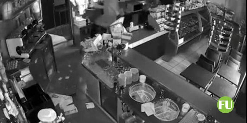 Il video dell'assalto notturno al Freedom Cafè a Portici (Napoli)