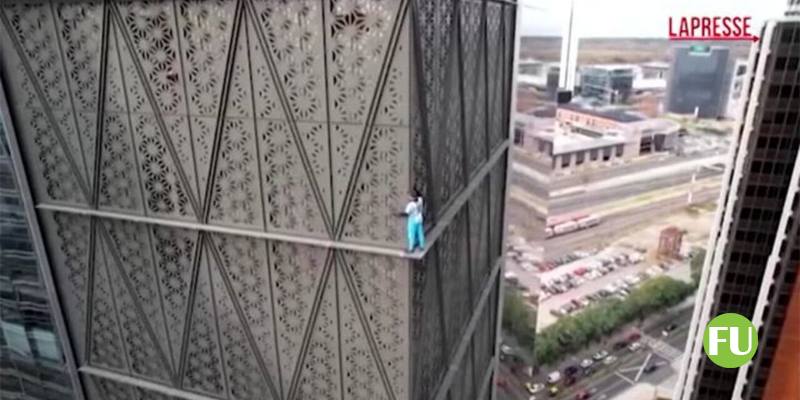 Il video dell'uomo che tenta di scalare un grattacielo a Buenos Aires