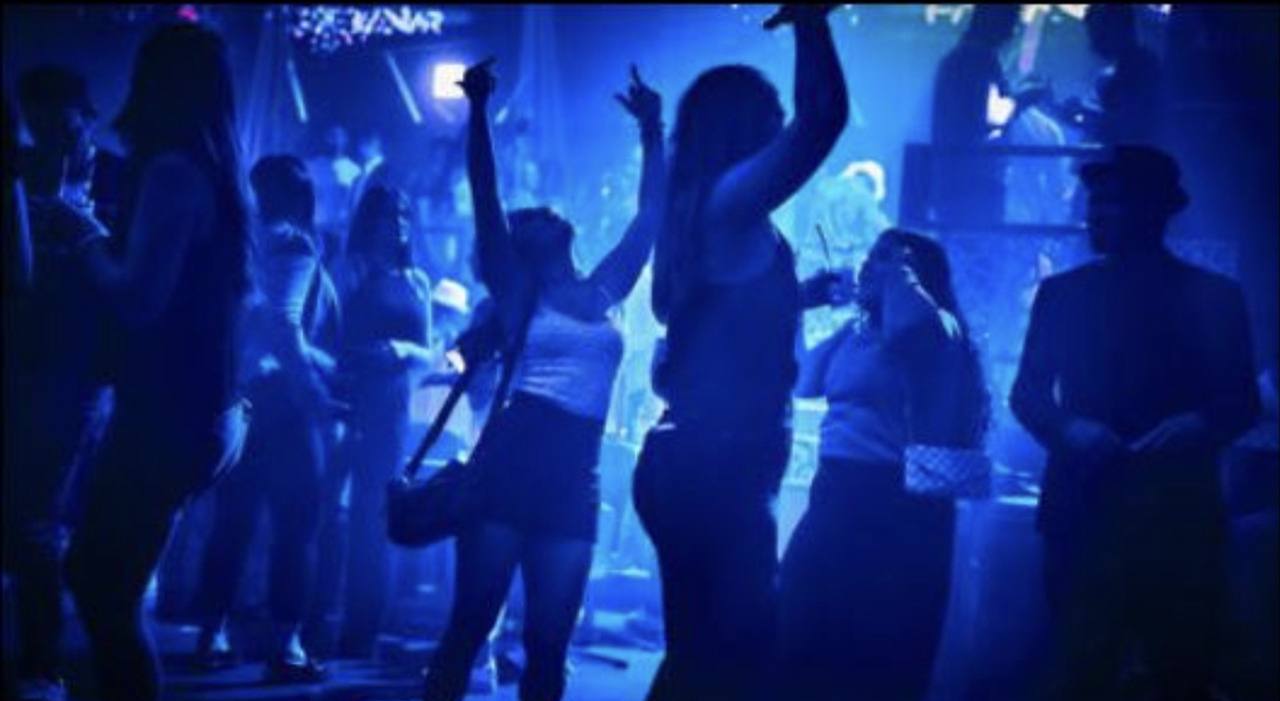 Aspettava la figlia fuori dalla discoteca, picchiato con calci e pugni da un gruppo di ragazzini