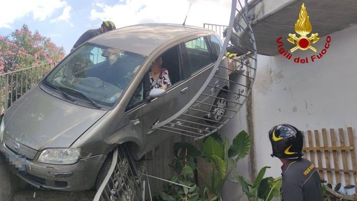 Auto finisce sul terrazzo di una casa a Terni: soccorsa anziana alla guida