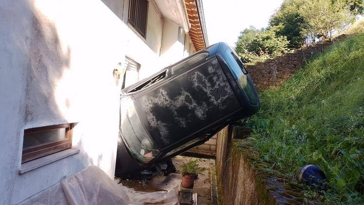 Auto senza freno a mano finisce in una casa a Vicenza