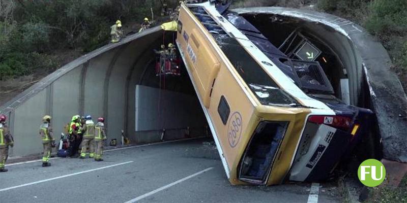 Barcellona: bus con 60 passeggeri resta in verticale dopo un incidente sull'autostrada