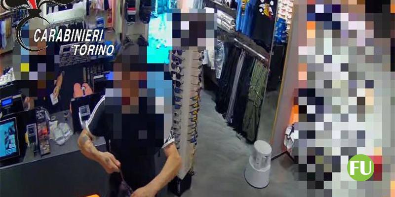 Il video del furto del bancomat ad un'anziana a Torino