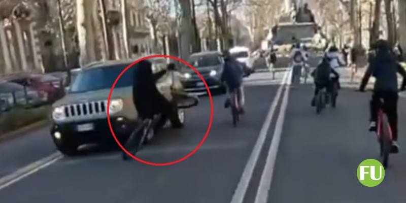 Il video dello pericoloso slalom in bici tra le auto a Torino