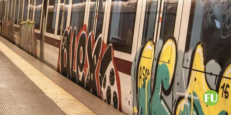 Rissa sulla metro a Roma: tre maghrebini si affrontano armati tra passeggeri in fuga