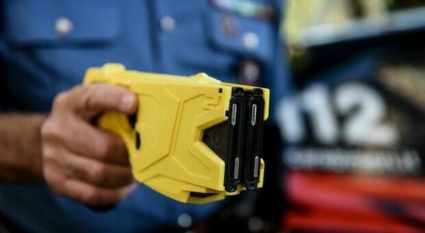 Taser anche alle polizie locali: l'annuncio del ministro Piantedosi