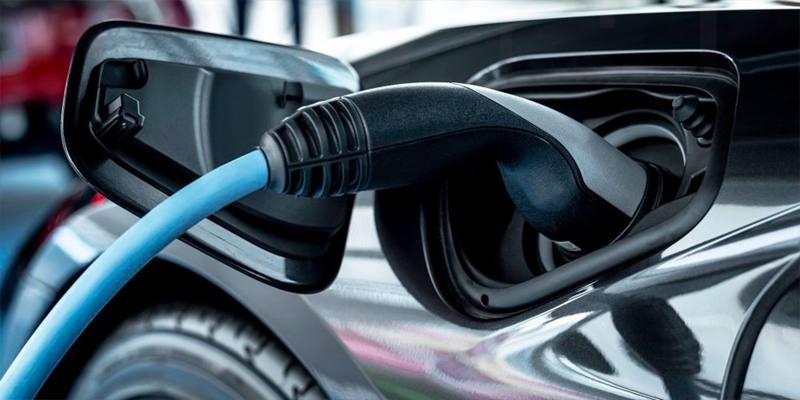 I maggiori produttori di auto stanno riducendo la produzione di veicoli elettrici