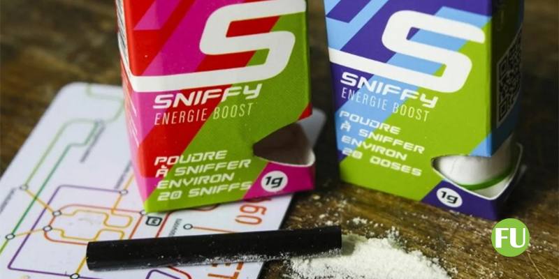 Il kit per sniffare cocaina in vetrina a Soverato