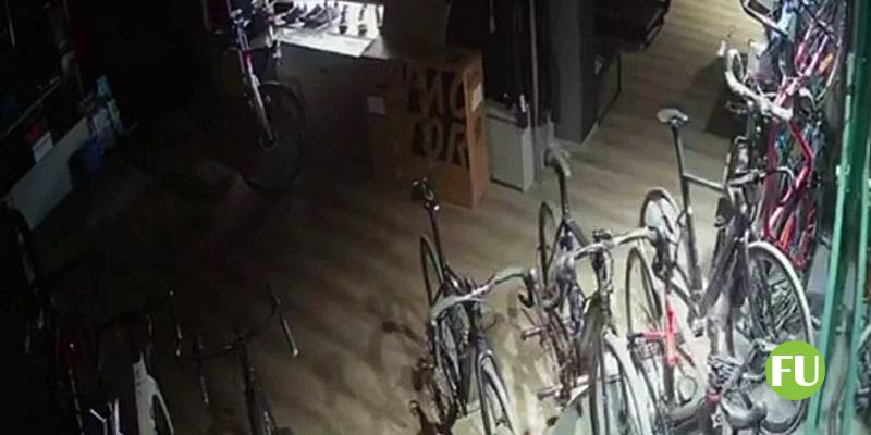 Il video del colpo al negozio di bici con l'auto-ariete che sfonda la vetrina (Padova)