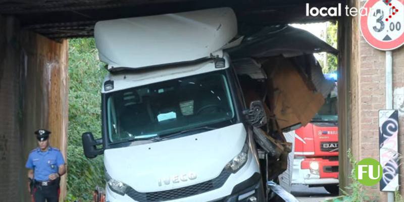 Il video del furgone incastrato sotto un ponte a Carbonate (Como)