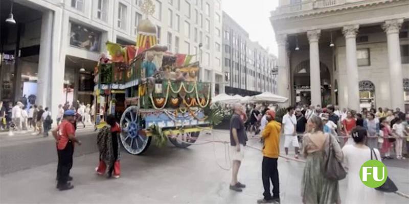 Il video degli Hare Krishna che sfilano per le vie del centro di Milano