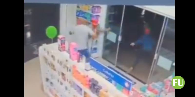 Il video dei ladri che rapinano la farmacia ma trovano un campione di arti marziali