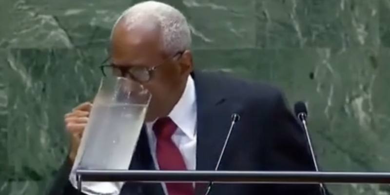 Il video del premier di Haiti all'Onu che beve direttamente dalla caraffa e si rovescia l'acqua sulla giacca