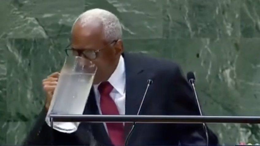 Il video del premier di Haiti all'Onu che beve direttamente dalla caraffa e si rovescia l'acqua sulla giacca