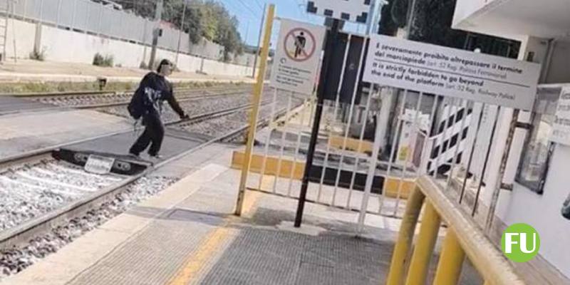 Il video della donna che attraversa i binari mentre sta arrivando il Frecciarossa