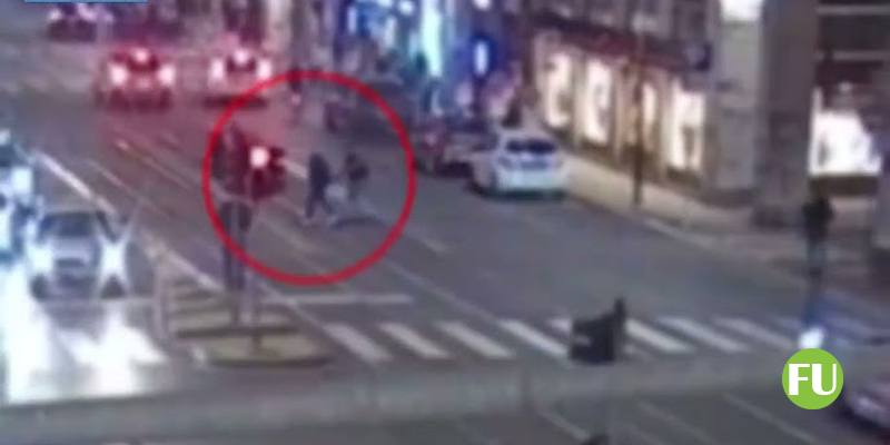 Il video della polizia che segue il ladro che segue la turista per rapinarla (Milano)