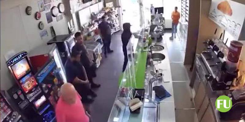 Il video della rapina a mano armata in un bar a Napoli