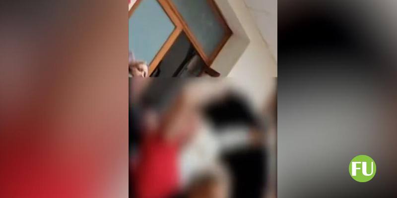 Il video dell'aggressione a due medici a Napoli che avevano negato una visita domiciliare